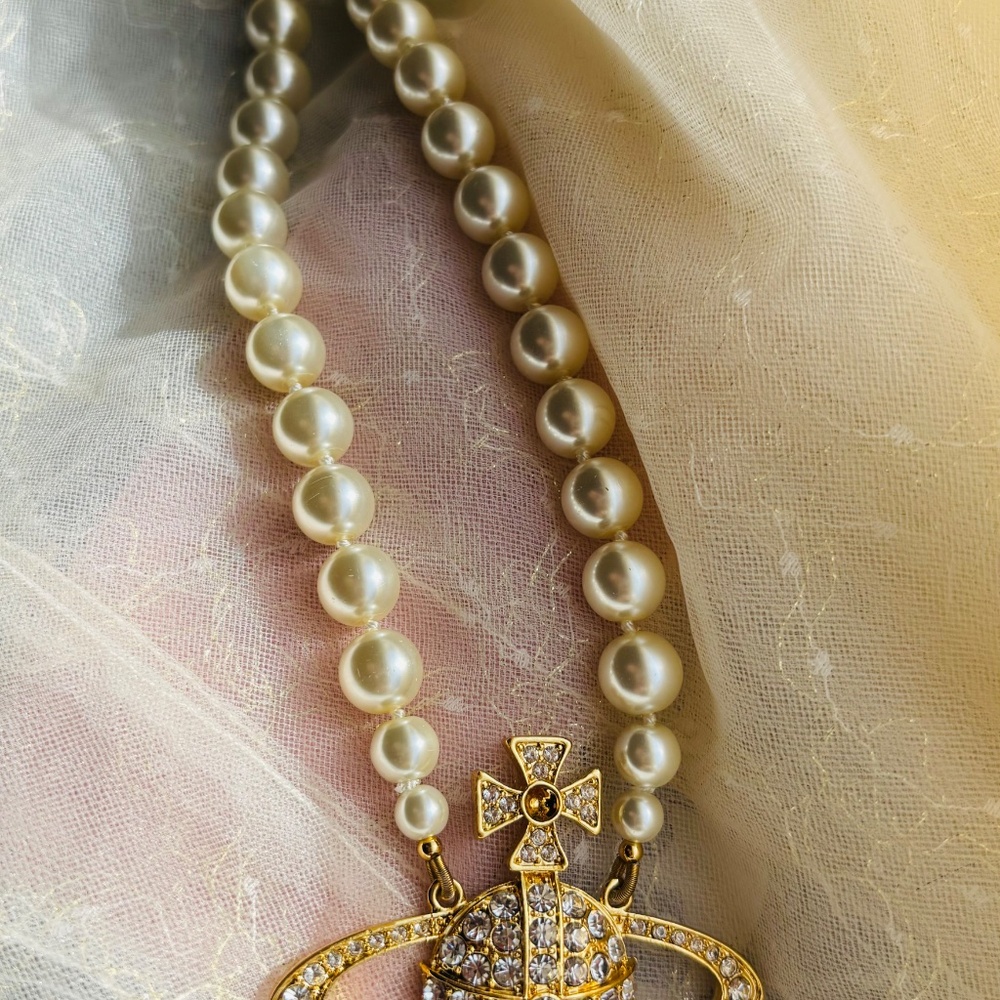 Vivienne Westwood Jumbo Pearl Saturn Orb Gold Austrian Crystal Necklace - Picture 9 of 12